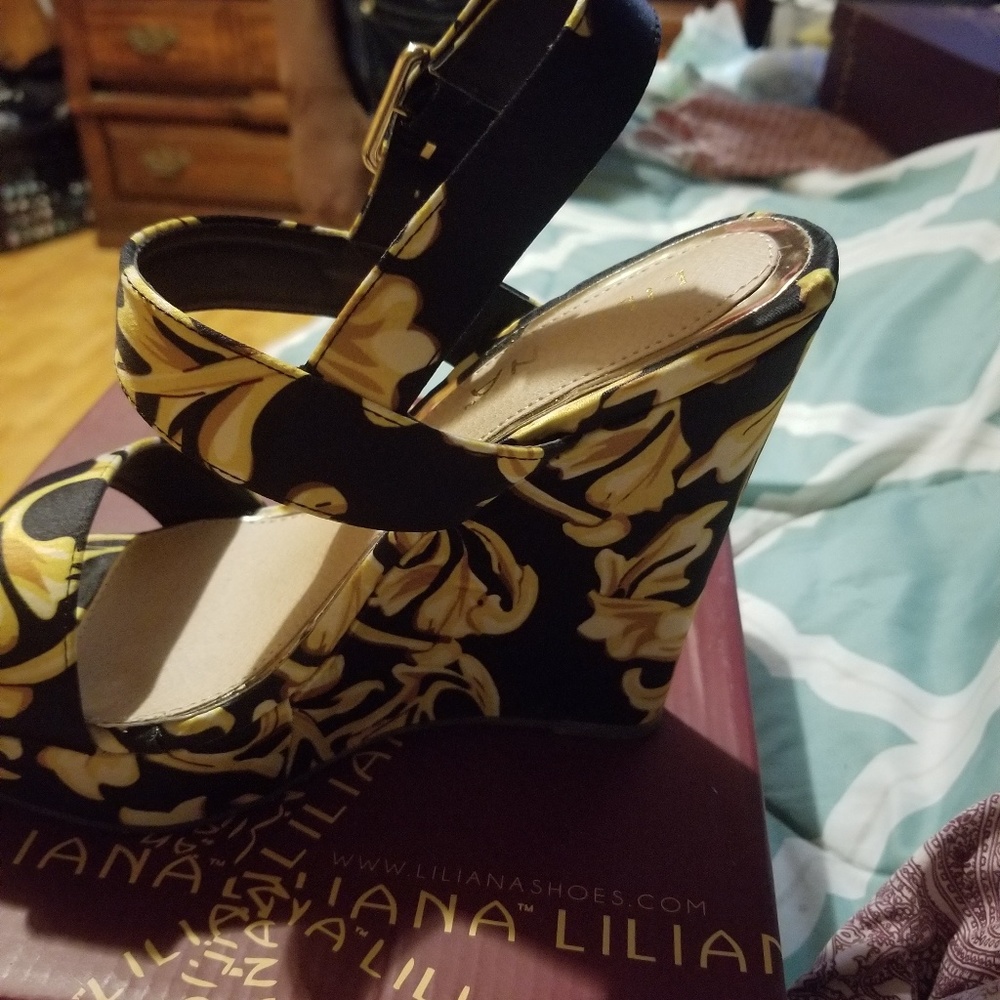 Shoe
